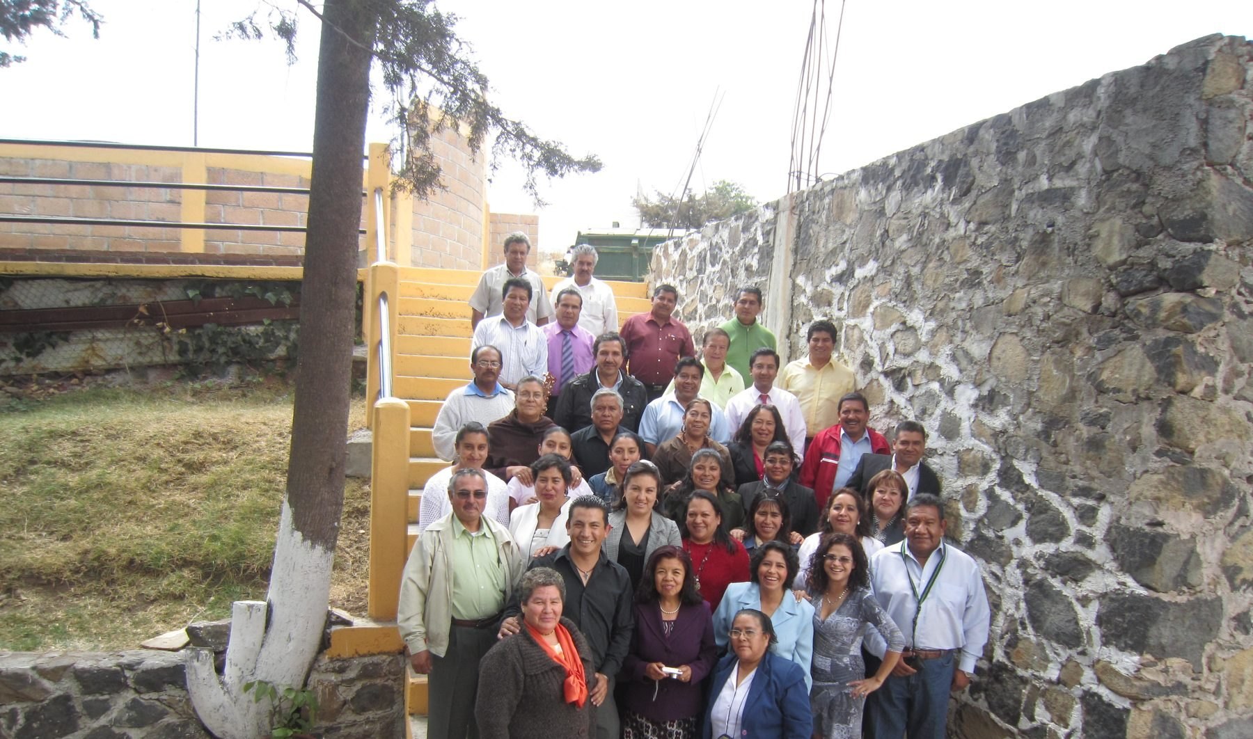 Grupo numeroso de docentes participantes en un programa de formación