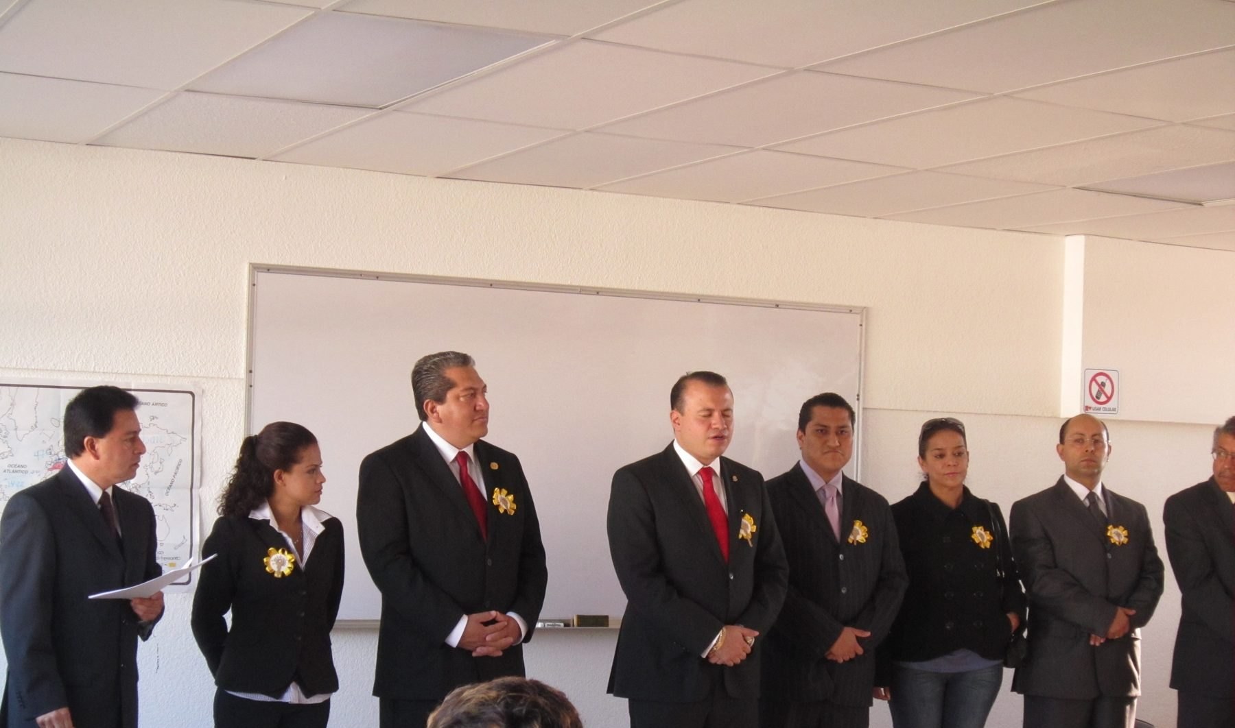 Ceremonia institucional con funcionarios durante un programa de capacitación