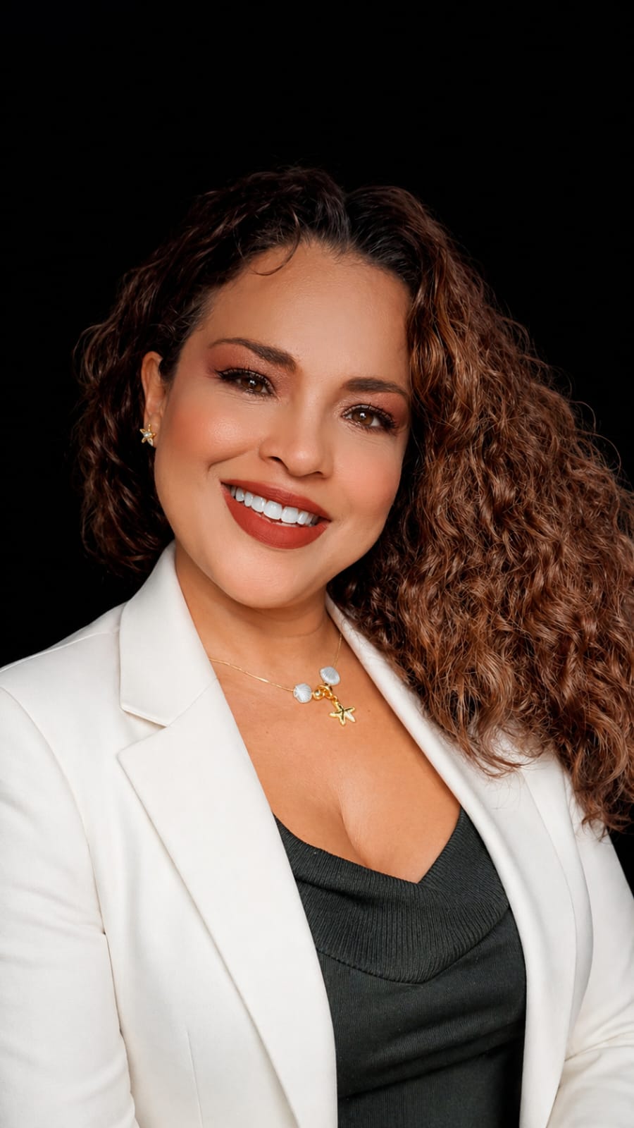 Verónica Campos en retrato profesional con saco blanco